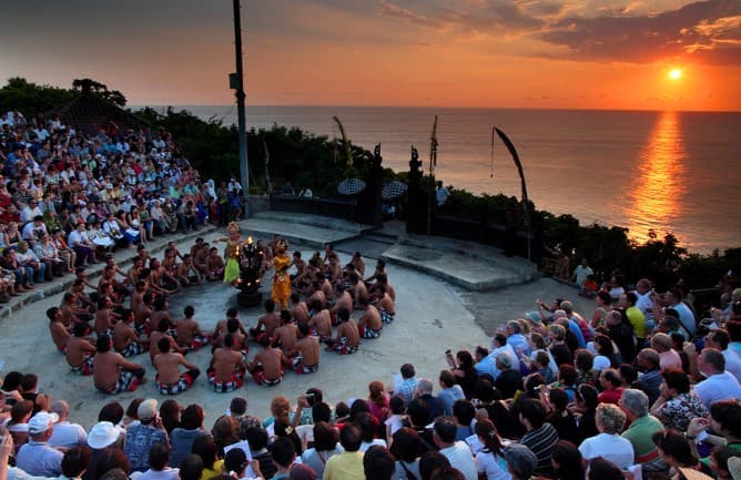 kecak dance uluwatu time